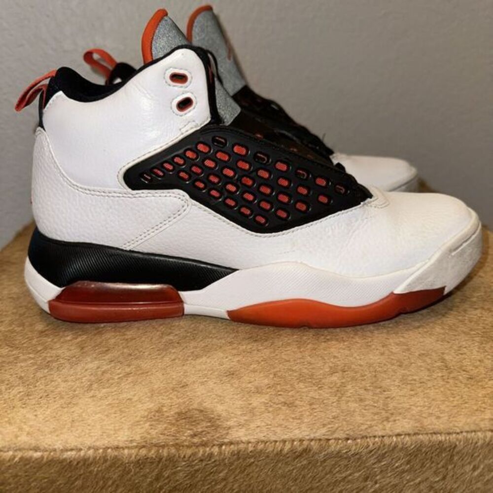 Size 7 - Jordan Maxin 200 White Team Orange